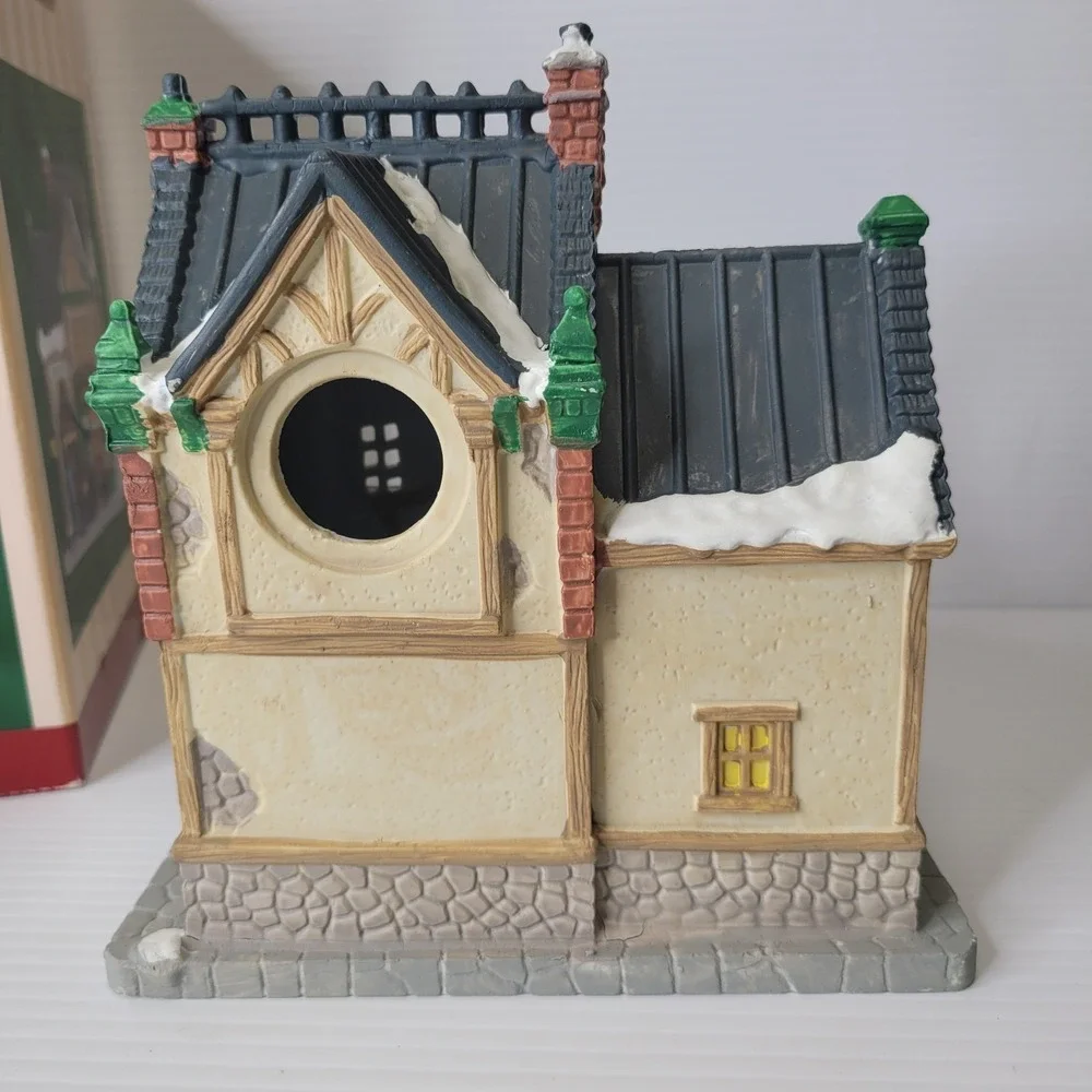 Lemax Caddington Post #85364 Porcelain Lighted Building New w/‎ Original Box
